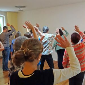 Der Kranich breitet die Flügel aus (Formteil des Lee Stil Tai Chi Ch’uan)