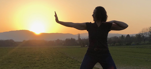 Tai Chi beim Sonnenuntergang