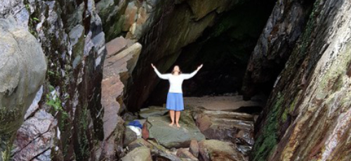 Stephanie in Klippenhöhle